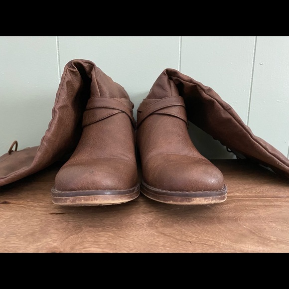 XOXO Womens Montclair Closed Toe Knee High Boots - Picture 5 of 6